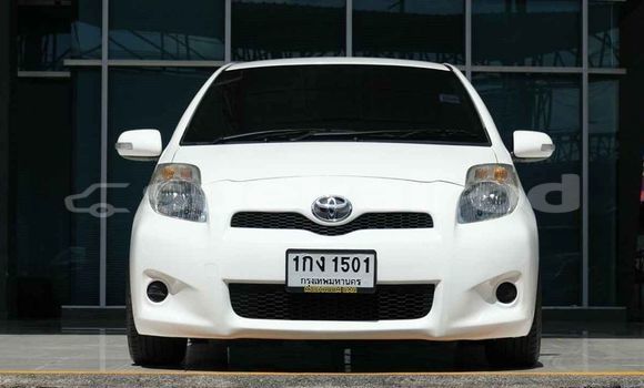 ซื้อ รถมือสอง Toyota Yaris ขาว รถยนต์ ใน %{เมือง} ใน กรุงเทพมหานคร
