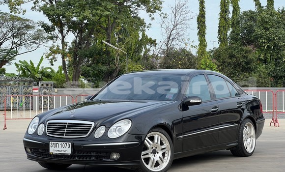 ซื้อ รถมือสอง Mercedes-Benz E-Classe สีดำ รถยนต์ ใน %{เมือง} ใน นนทบุรี