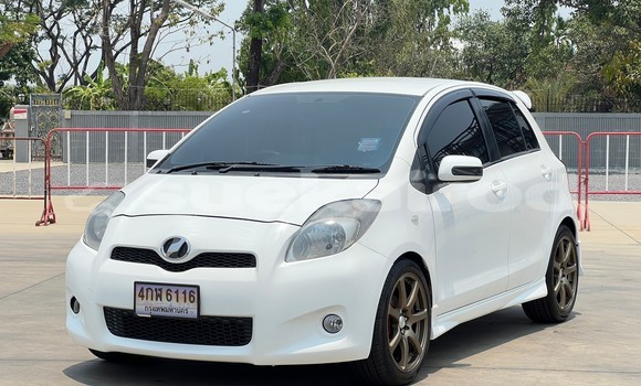 ซื้อ รถมือสอง Toyota Yaris ขาว รถยนต์ ใน %{เมือง} ใน นนทบุรี