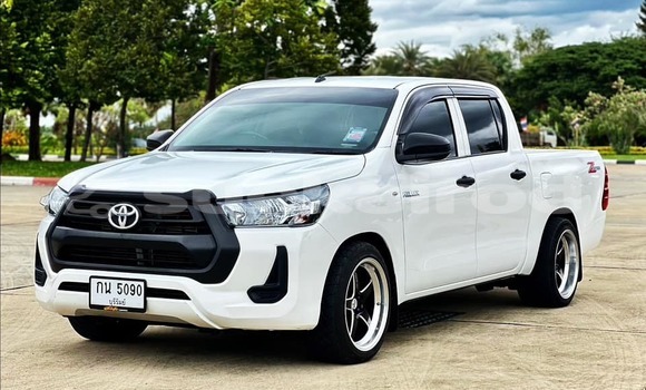 Buy Used Toyota Hiluxe Revo White Car in Nakhon Ratchasima in Nakhon Ratchasima