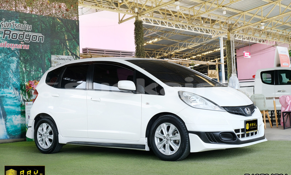Buy Used Honda Jazz White Car in Saraburi in Saraburi Buy Used Honda Jazz White Car in Saraburi in Saraburi