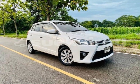 ซื้อ รถมือสอง Toyota Yaris ขาว รถยนต์ ใน %{เมือง} ใน กรุงเทพมหานคร