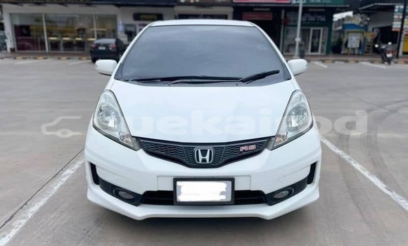 ซื้อ รถมือสอง Honda Jazz ขาว รถยนต์ ใน %{เมือง} ใน กรุงเทพมหานคร