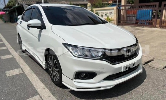 ซื้อ รถมือสอง Honda City ขาว รถยนต์ ใน %{เมือง} ใน กรุงเทพมหานคร