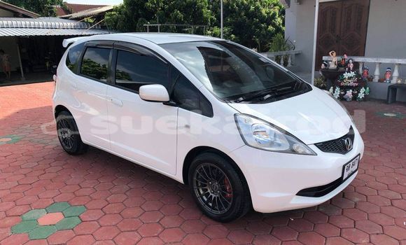 ซื้อ รถมือสอง Honda Jazz ขาว รถยนต์ ใน %{เมือง} ใน กรุงเทพมหานคร