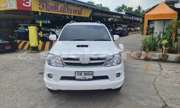 ซื้อ รถมือสอง Toyota Fortuner ขาว รถยนต์ ใน %{เมือง} ใน กรุงเทพมหานคร