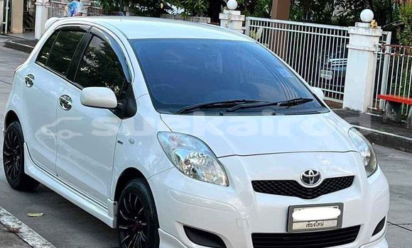 ซื้อ รถมือสอง Toyota Yaris ขาว รถยนต์ ใน %{เมือง} ใน กรุงเทพมหานคร