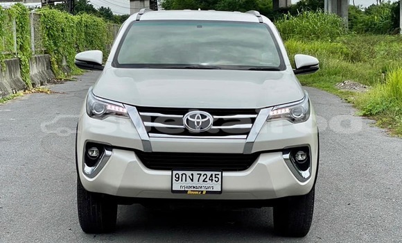 ซื้อ รถมือสอง Toyota Fortuner ขาว รถยนต์ ใน %{เมือง} ใน กรุงเทพมหานคร