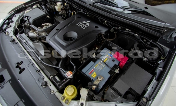 Buy Used Mitsubishi Pajero White Car in Samut Sakhon in Samut Sakhon Buy Used Mitsubishi Pajero White Car in Samut Sakhon in Samut Sakhon