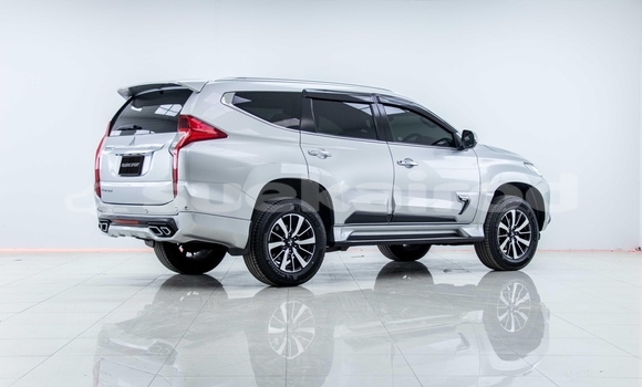 Buy Used Mitsubishi Pajero White Car in Samut Sakhon in Samut Sakhon Buy Used Mitsubishi Pajero White Car in Samut Sakhon in Samut Sakhon