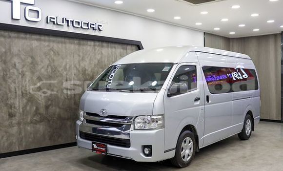 ซื้อ รถมือสอง Toyota Commuter เงิน รถยนต์ ใน %{เมือง} ใน กรุงเทพมหานคร
