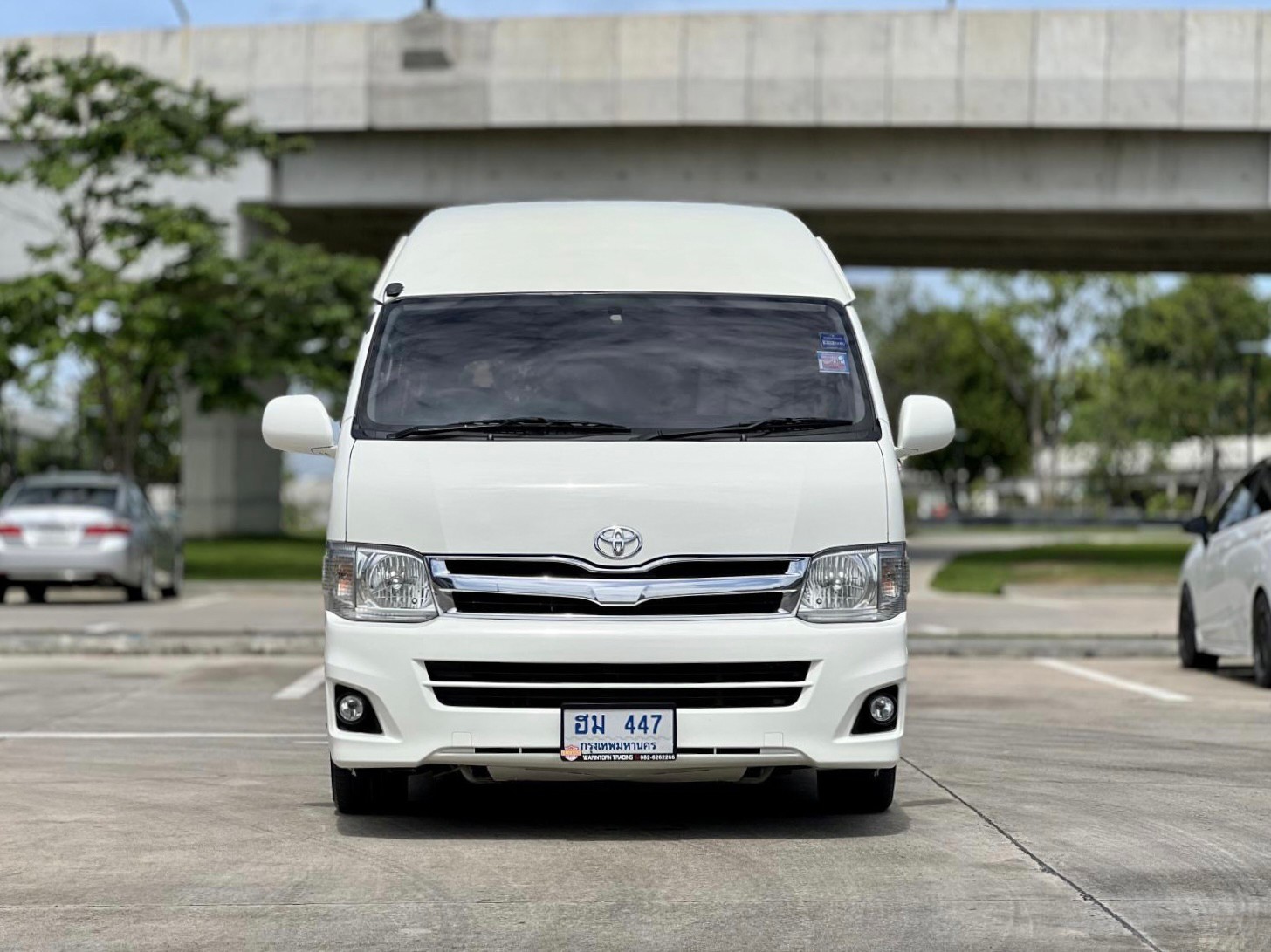 Buy used toyota commuter white car in bangkok in bangkok - suekairod