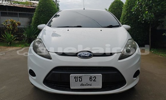 ซื้อ รถมือสอง Ford Fiesta ขาว รถยนต์ ใน %{เมือง} ใน กรุงเทพมหานคร