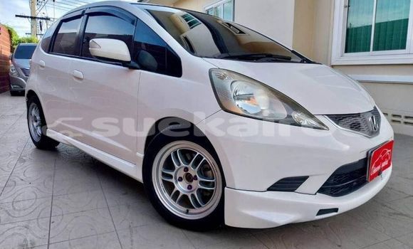 ซื้อ รถมือสอง Honda Jazz ขาว รถยนต์ ใน %{เมือง} ใน กรุงเทพมหานคร