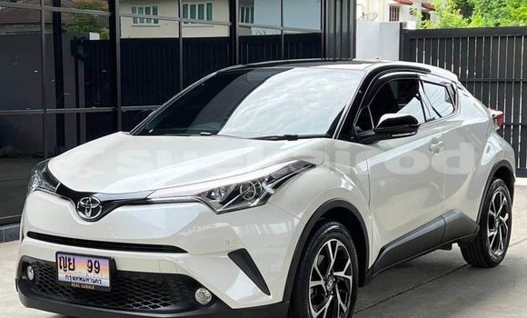 ซื้อ รถมือสอง Toyota C-HR ขาว รถยนต์ ใน %{เมือง} ใน กรุงเทพมหานคร